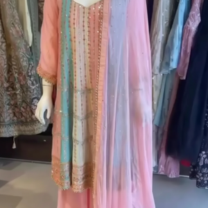 NUEVO LANZAMIENTO, CONJUNTO DE 3 PIEZAS, COLECCIÓN DE DISEÑADOR, HERMOSO KURTI LARGO CON CORTES NAIRA, PANTALÓN PLAZZO Y DUPATTA A PRECIO DE MAYOREO - Product Image 1