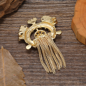 <span class=keywords><strong>Broche</strong></span> vintage française ajourée à pompons avec motifs sculptés métalliques, accessoire <span class=keywords><strong>de</strong></span> manteau <span class=keywords><strong>de</strong></span> style cour. - Product Image 4