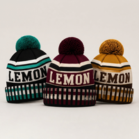 Bonnet personnalisé tendance en jacquard à pompons, rayé, chaud et doux, en tricot 100 % acrylique extensible, unisexe, pour le style urbain