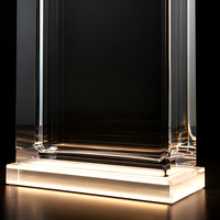Présentoir Modulaire Personnalisé en Acrylique Prisme Factice de 8 mm d'Épaisseur pour Bouteilles de Parfum, Hauteur 1,2 m, avec Base LED Cachée Télécommandée