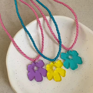 Collar de flor roja pequeña para mujer, inspirado en el verano, cadena coreana para clavícula, colgante de moda en oro y cobre que combina con todo - Product Image 1