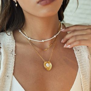 Collar con Colgante de Perla en Oro de 18K, Engaste de Bisel, Diseño Geométrico de Hoja, Amuleto Solitario para Uso Diario - Product Image 2