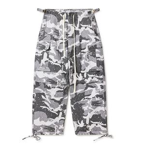 Pantalon cargo camouflage en jean délavé avec logo personnalisé, imprimé intégral effet pluie cristalline, 6 poches, style jogger empilé et strass - Product Image 1