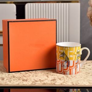แก้วกาแฟเซรามิกดีไซน์ใหม่ลายม้าสีเหลือง พร้อมจานรองและกล่องของขวัญ - Product Image 2