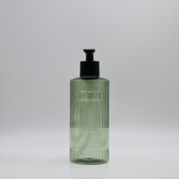 Bouteille Pompe PET Verticale Canelée 500ml 800ml Transparente Verte pour Shampooing avec Pompe Noire et Zone Logo Vierge Sérigraphiée