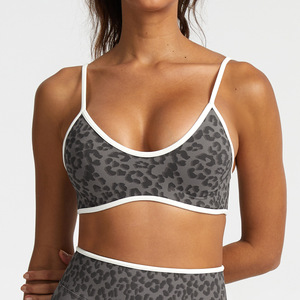 Set Yoga Donna Senza Cuciture <span class=keywords><strong>con</strong></span> Stampa Leopardata 3D, <span class=keywords><strong>Reggiseno</strong></span> <span class=keywords><strong>Sportivo</strong></span> Imbottito e Leggings Modellanti in Nylon Spandex per Palestra e Allenamento - Product Image 4