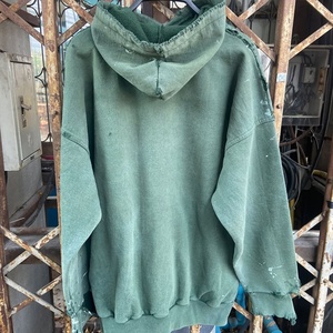 เสื้อฮู้ดดี้พิมพ์ลายสีซีดแบบวินเทจ 500gsm พร้อมลายสาดสี ดีไซน์ไหล่ตก สไตล์สตรีทแวร์สำหรับผู้ชาย แบบสั่งทำพิเศษ OEM - Product Image 4