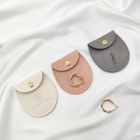 Pochettes à bijoux A1 texturées douces avec rabat incurvé, fermoir à pression doré et contour cousu, format de présentation pour bracelet