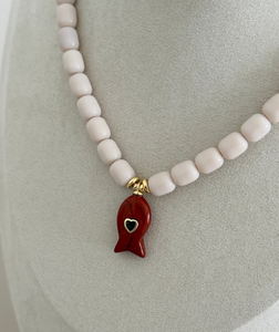 Collier ras du cou tendance bohème en acier inoxydable avec perles blanches, pendentif poisson rouge, détail cœur noir et chaîne en corde plaquée or - Product Image 4