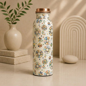Botella de agua de cobre esmaltado floral multicolor de primera calidad con un patrón artístico de fuegos artificiales y tapa con acabado de cobre que combina tradición. - Product Image 1