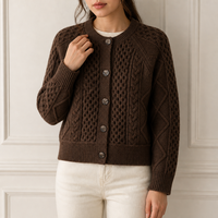 Cardigan en tricot torsadé épais personnalisé pour femme, col rond, marron chocolat, motif Aran nid d'abeille et losanges, vente en gros d'usine OEM ODM