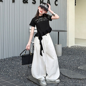 Completi di Abbigliamento per Ragazze Estate 2026: Maglietta Nera a Maniche Corte con Stampa Lettering + Pantaloni Bianchi Larghi, Set 2 Pezzi - Product Image 5