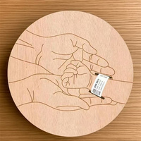 Support d'affichage de bracelet d'hôpital de naissance en bois sûr forme irrégulière pour la conception gravée de photographie de bébé de table pour le nouvel an