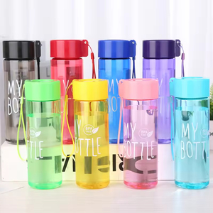 Bouteille d'eau en plastique sans BPA avec couvercle et corde pour les voyages, la randonnée, design minimaliste unisexe, bouchon à vis. - Product Image 3