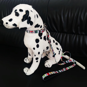 Juguete de Peluche de Perro Dálmata con Collar y Correa con Patrón Geométrico, Tamaño Mediano, Ajustable, Material de Poliéster Rojo y Negro - Product Image 2