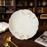 Assiette en céramique blanche émaillée de couleur européenne avec fleur de rose en relief 3D, vaisselle florale, assiette à fruits, assiette à gâteau, assiette à dessert