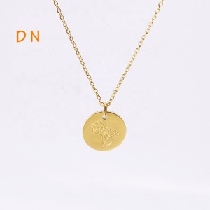 Collar Dina Inspire Jewelry de Acero Inoxidable con Baño de Oro de 18K, Personalizado con Disco de Flores de 12 Meses, Grabado con la Palabra Mamá - Product Image 6