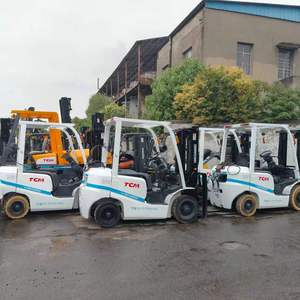 Montacargas TCM 25 de Uni Carriers, Blanco con Franjas Azules, Equipo Industrial Usado, 1 Año de Garantía, 2500 kg, Alta Eficiencia Operativa - Product Image 2