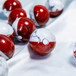 Vente en gros de sphères de cristal naturelles en howlite de haute qualité, sculptées à la main, artisanat populaire, pierre de guérison, petite boule de Poké Ball pour la décoration de la maison - Product Image 1