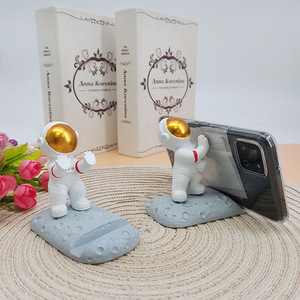 Soporte para teléfono de resina con diseño de astronauta, soporte de escritorio con temática espacial, adorno artesanal para exhibición de teléfonos móviles - Product Image 1