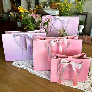 ถุงกระดาษช้อปปิ้งแบบด้านไล่สีขายส่ง ถุงของขวัญปั๊มโลโก้สีทองพร้อมโบว์ผ้าไหมสำหรับงานปาร์ตี้และร้านบูติก - Product Image 1