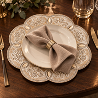 Assiette de présentation de luxe en plastique de 13 pouces, motif floral gaufré, effet antique texturé, pour décoration de réceptions de mariage et banquets