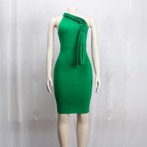 Robe unique sans manches à une épaule, longueur genou, de bonne qualité, pour femme, collection printemps-automne, vente en gros - Product Image 3