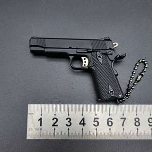 Portachiavi a Forma di Pistola in Scala 1:3, Accessorio Militare Premium, Regalo Resistente ed Elegante per Ragazzi - Product Image 2
