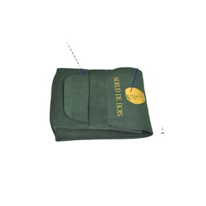 Pochette d'emballage cosmétique et bijoux en velours suédé olive avec logo estampé or personnalisé et sangle, forme enveloppe 3D - Product Image 1