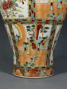 Jarrón <span class=keywords><strong>de</strong></span> <span class=keywords><strong>Porcelana</strong></span> <span class=keywords><strong>de</strong></span> Alta Calidad <span class=keywords><strong>de</strong></span> Jingdezhen, Estilo <span class=keywords><strong>Canton</strong></span>és Antiguo, con Medallón <span class=keywords><strong>de</strong></span> Rosas, Escena Figurativa Imperial y Motivo Floral - Product Image 4