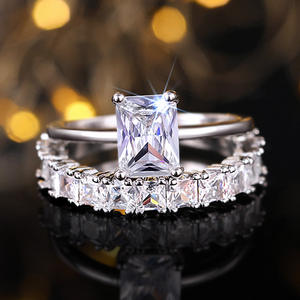 Anillo de Compromiso de Oro Sólido de 18K con Diamante de Corte Esmeralda para Mujer, Modelo T0223, con Engaste de Garra Geométrico, Conjunto de Joyería Fina - Product Image 3