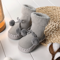 Vente en gros de chaussons 6 couleurs moelleux épais et chauds pour sol maison avec pompon doux en tricot avec semelles en caoutchouc chaussettes antidérapantes pour chaussures de bébé