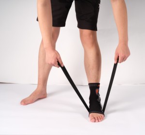 Attelle de <span class=keywords><strong>cheville</strong></span> personnalisable, respirante et réglable unisexe pour la protection des entorses, avec bande de maintien et manchon de soutien - Product Image 5