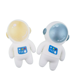 Jouet à presser en TPR multicolore en forme d'astronaute de dessin animé créatif par ZIMO - Anti-stress pour les 14 ans et adultes - Emballage en boîte colorée - Product Image 3