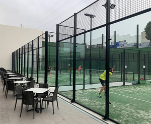 Pista de <span class=keywords><strong>Pádel</strong></span> Exterior Clásica Panorámica Impermeable de Acero Galvanizado con Césped Artificial Verde y Vidrio Templado Resistente al Viento - Product Image 1