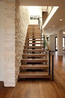Escalier moderne de luxe avec marches en bois massif et balustrade entièrement vitrée pour l'intérieur