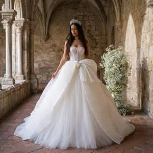 Vestido de Novia Moderno NT17 con Cola de Capilla, Estampado Floral y Apliques para Ceremonia Nupcial - Product Image 1