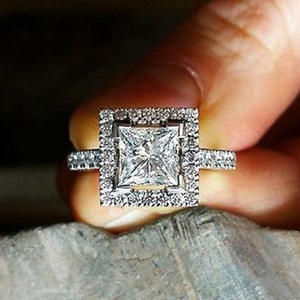 Anillo de compromiso de oro blanco natural con diamante talla princesa F865 para mujer, color D, con diamantes laterales - Product Image 1