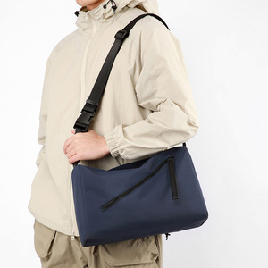 กระเป๋าสะพายข้างแบบ unisex สำหรับกีฬาทางน้ำ พร้อมซิป ความจุขนาดใหญ่ ผ้าเนื้อนุ่มแบบจีบเรียบง่าย กระเป๋าสะพายข้าง - Product Image 6
