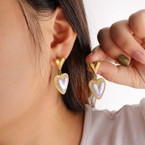 Pendientes Impermeables de Acero Inoxidable, Chapados en Oro de 18k, con Colgante de Doble Corazón y Perla, Pulidos, Hipoalergénicos, Modernos para Mujer - Product Image 2