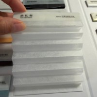 Tissu pour stores occultants plissés en nid d'abeille rouge sur mesure (ODM/OEM) pour fenêtres - Tissu uniquement