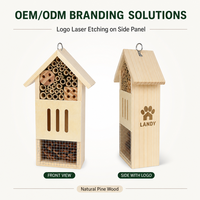 Maison à abeilles rustique en bois avec tubes en bambou, hôtel à insectes en bois de pin naturel pour décoration de jardin suspendue en extérieur