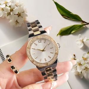 Reloj de Pulsera Moderno para Mujer 2026, con Correa de Dos Tonos, Bisel con Diamantes, Esfera Negra, Reloj de Moda, Venta al Por Mayor de Fábrica, Relojes de Calidad - Product Image 3