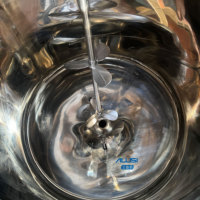Cuve de mélange pneumatique personnalisable en acier inoxydable 200L avec agitateur et moteur 2kW pour la production de parfums et d'alcool SUS304/316