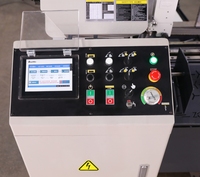Scie à ruban automatique à double colonne pour la découpe des métaux avec tensionnement par engrenages