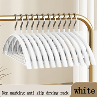 Cintre de maison de couleur claire durable IKNOW avec processus de trempage Nano Cintre de maison de conception rétro semi-circulaire classique