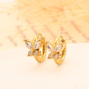 Vente en gros Nouvelles tendances Magnifiques boucles d'oreilles Huggie en acier inoxydable de forme géométrique avec zircon pour femmes Plaqué or Élégant et tendance - Product Image 3