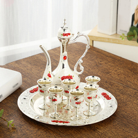 Ensemble de tasses à vin vintage pot à vin plateau de tasses à boire ensemble de 8 pièces ensemble de pots à vin sculptés en métal de style européen du Moyen-Orient