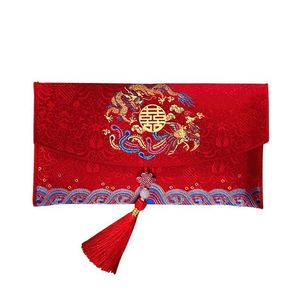 Enveloppe rouge chinoise brodée en satin avec motif double bonheur, idéale pour un cadeau de mariage (Xi Peptide) - Product Image 5