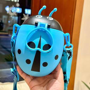 Bottiglia d'acqua in plastica da 500 ml con cannuccia e laccetto, a forma di insetto, divertente e creativa, per la scuola. - Product Image 4